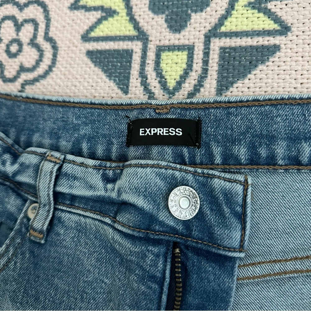 Express Stretch Ripped Mom Jean Super High Rise - Picture 8 of 14